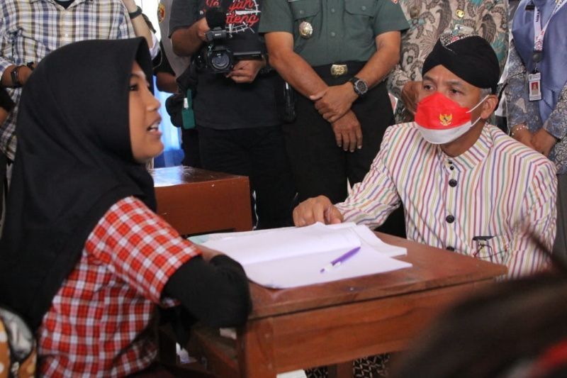 Gubernur Jawa Tengah Ganjar Pranowo berbincang dengan seorang siswi SDN 03 Sugihan, Kabupaten Semarang, Kamis (20/10/2022). [ANTARA/HO-Humas Pemprov Jateng]