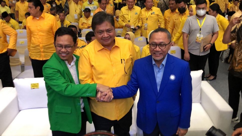 Para petinggi parpol Koalisi Indonesia Bersatu (KIB) Wakil Ketua Umum PPP Amir Uskara (kiri), Ketua Umum Partai Golkar Airlangga Hartarto (tengah) dan Ketua Umum PAN Zulkifli Hasan di acara HUT Golkar ke-58 di JIExpo, Kemayoran, Jakarta Pusat, Kamis (20/10/2022). [Suara.com/Novian Ardiansyah]