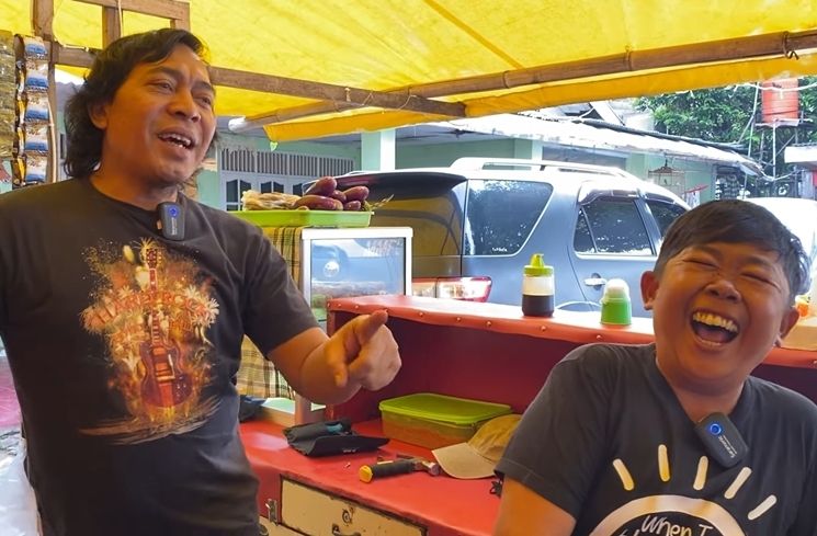 Momen Adul Jualan Pecel Lele (YouTube Komeng Info)