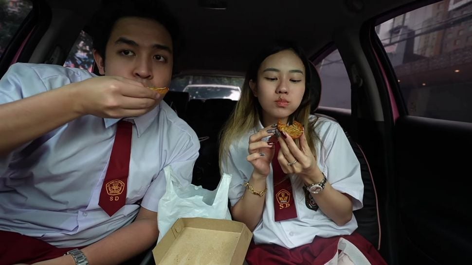 Jerome Polin dan Jessica Jane Borong Makanan Kaki Lima Dengan Uang 100 Ribu, Dapat Apa Aja? (Dok: YouTube/Nihongo Mantappu)