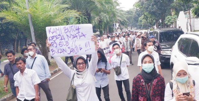 Demo pegawai honorer Pemprov Banten. [Iyus/bantennews]