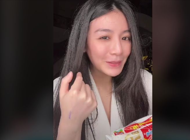 Tangkapan layar video viral dokter cantuk memberi tips makan mie malam hari. [TikTok]