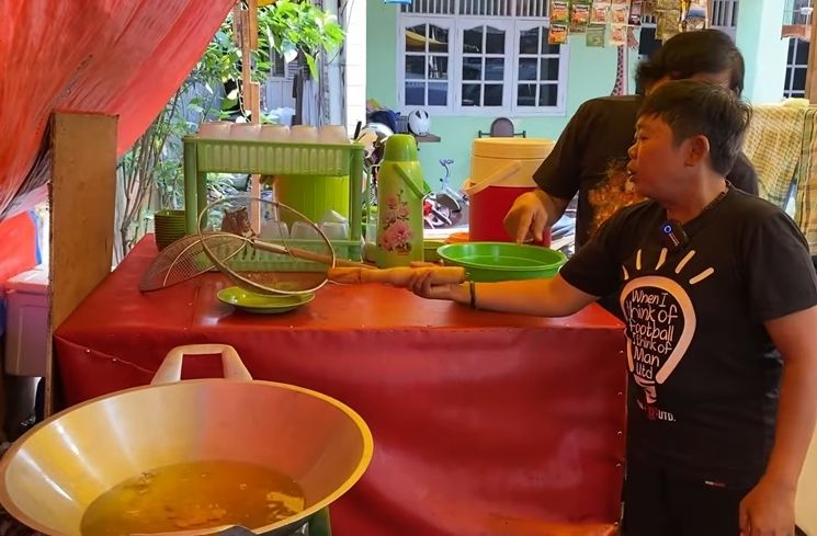 Momen Adul Jualan Pecel Lele (YouTube Komeng Info)