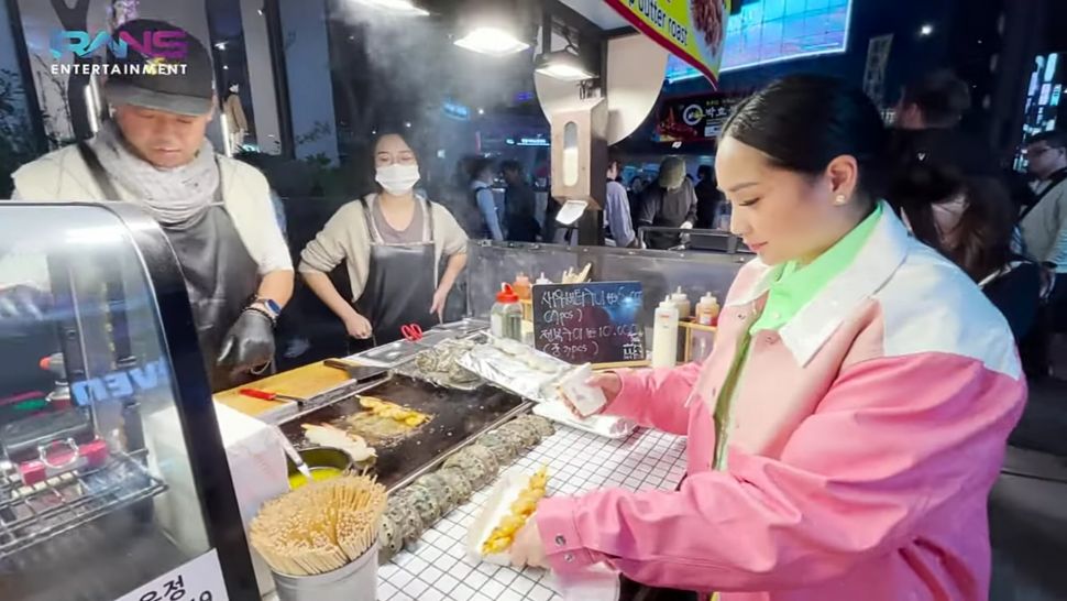 Bukan Restoran Mewah, Nagita Slavina Lebih Pilih Borong Jajanan Kaki Lima di Korea Selatan. (Dok: YouTube/Rans Entertainment)