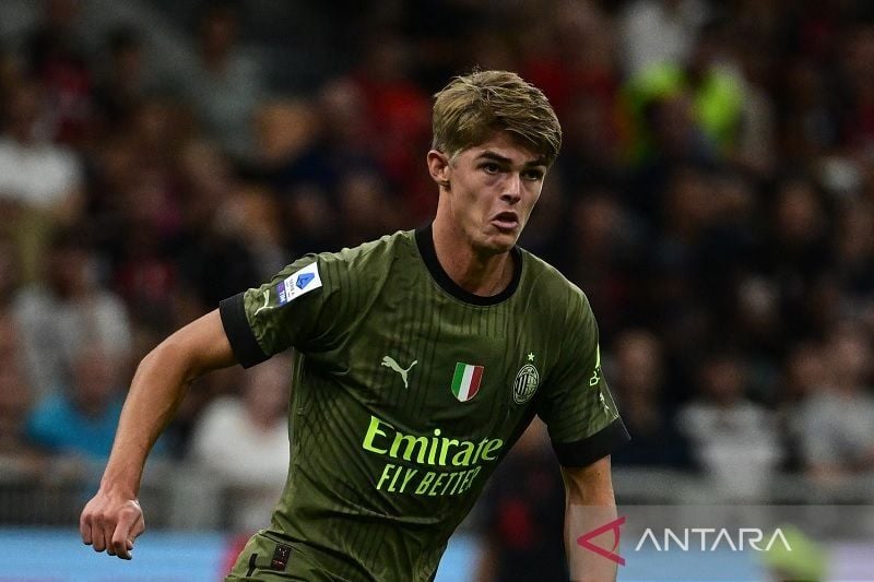 Gelandang serang AC Milan Charles De Ketelaere beraksi dalam pertandingan Liga Italia melawan Bologna di Stadion San Siro, Milan, Italia, Sabtu (27/8/2022). (ANTARA/AFP/Miguel Medina)