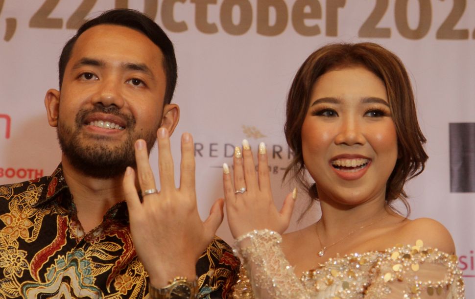 M Khairi bersama Kiky Saputri menunjukan cincin usai melakukan lamaran di Jakarta, Sabtu (22/10). [Suara.com/Foto]