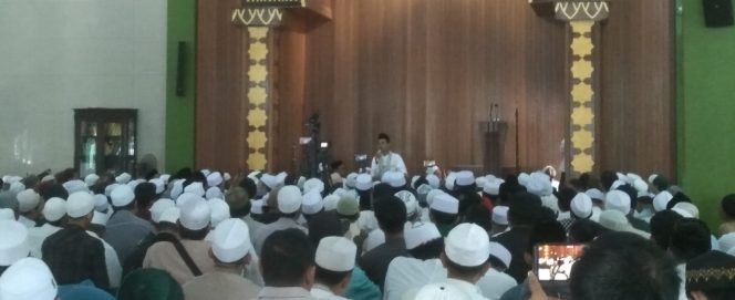 Puluhan Jamaah tengah mendengarkan Tausiah Ustad Abdul Somad di Masjid Besar Al-Ihsan, Cibinong, Kabupaten Bogor, Jumat 21 Oktober 2022. [Albin/Bogordaily.net]