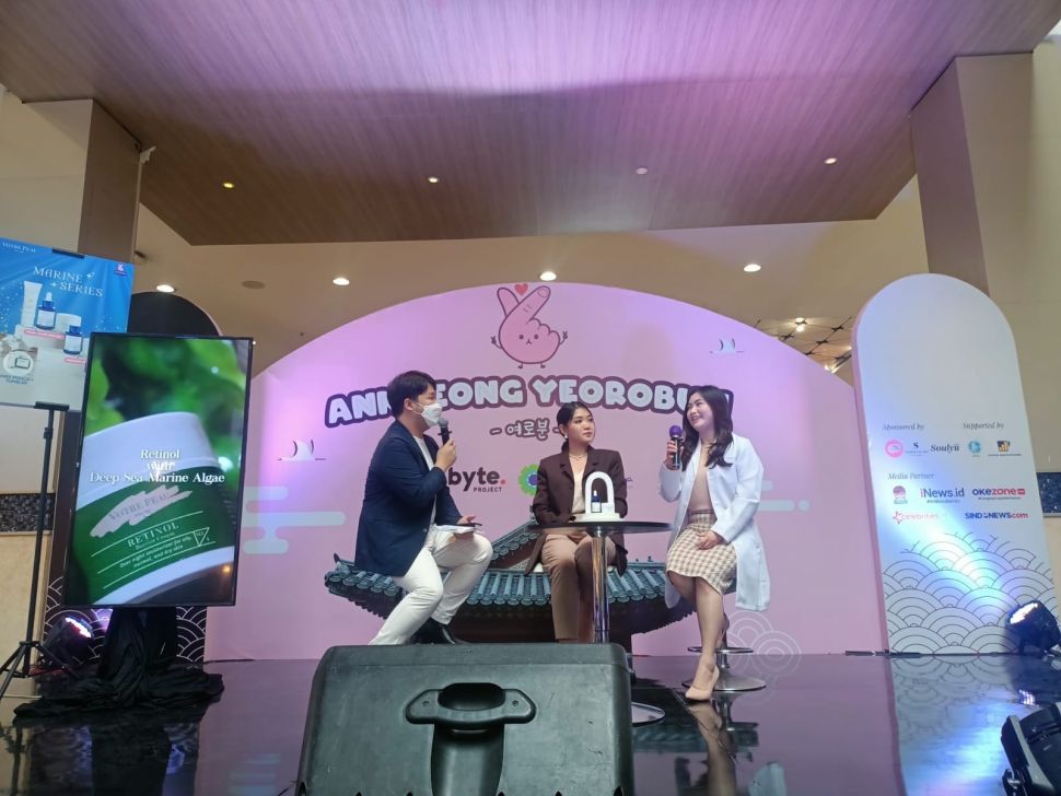 Annyeong Yeorobun Miyong Talks" Korean Beauty Trends di Mall Kokas, Jakarta Selatan pada Jumat, (21/10/2022). (Dok: Restu Fadilah/Suara.com)