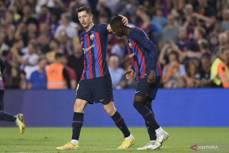 Penyerang Barcelona Robert Lewandowski (kiri) melakukan selebrasi dengan Ousmane Dembele dalam pertandingan Liga Spanyol lawan Athletic Bilbao, di Camp Nou, Barcelona pada 24 Oktober 2022. ANTARA/AFP/JOSEP LAGO