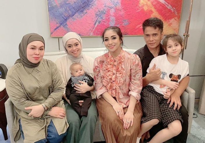 Potret kedekatan antara Lesti Kejora dengan Siti KDI (Instagram @siti_perk)