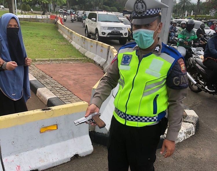 Wanita bercadar diamankan polisi saat hendak terobos masuk Istana Negara, Selasa (25/10/2022) pagi. (foto: Ist)