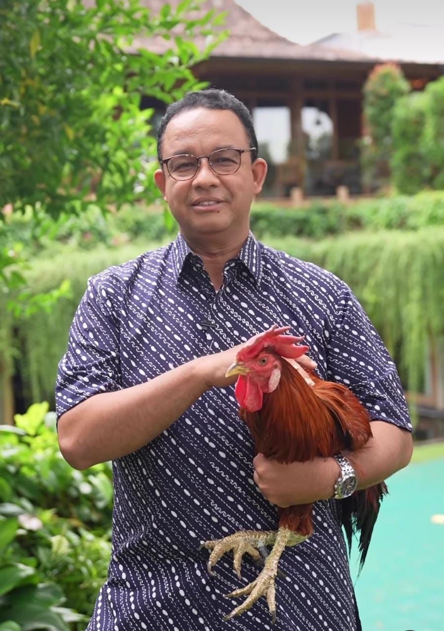 Mantan Gubernur Jakarta Anies Baswedan menggendong ayam peliharaaanya. (ist/instagram @aniesbaswedan)