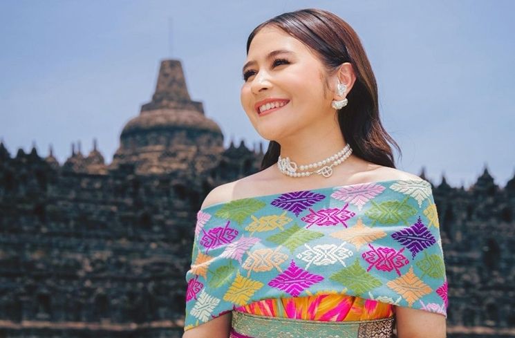 Potret Prilly Latuconsina di Candi Borobudur (instagram/@prillylatuconsina96)