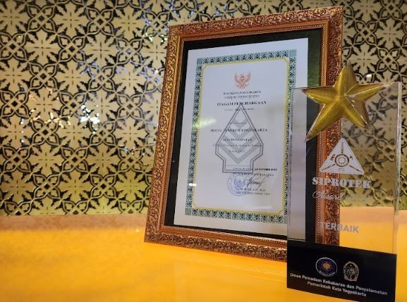 Siprotek Award yang diperoleh Hotel Tentrem Yogyakarta. 