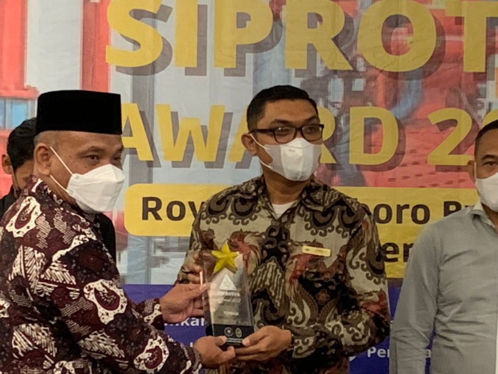 Penerimaan Award Siprotek Award 2022 diberikan oleh Pejabat Walikota Yogyakarta, Sumadi, pada hari Selasa, 25 Oktober 2022, diterima oleh Obertus Simanullang, Health and Safety Manager Hotel Tentrem Yogyakarta.