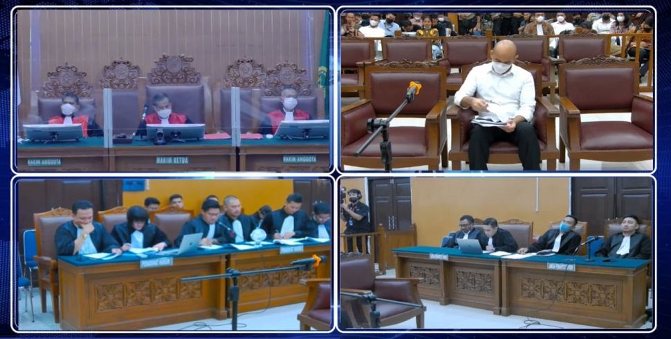 Terdakwa Baiquni Wibowo (baju putih) mendengarkan nota keberatan atau eksepsi yang dibacakan tim kuasa hukumnya dalam sidang obstruction of justice Brigadir J di Pengadilan Negeri Jakarta Selatan, Rabu (26/10/2022) malam. [Suara.com/Muhammad Yasir]