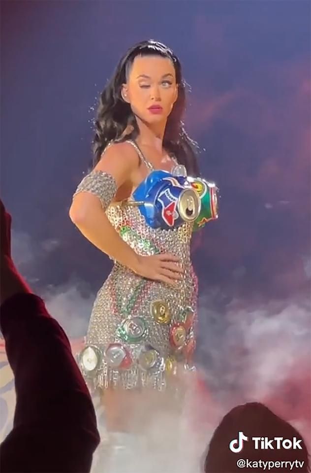 Mata Katy Perry tak bisa dibuka (TikTok Katyperrytv)