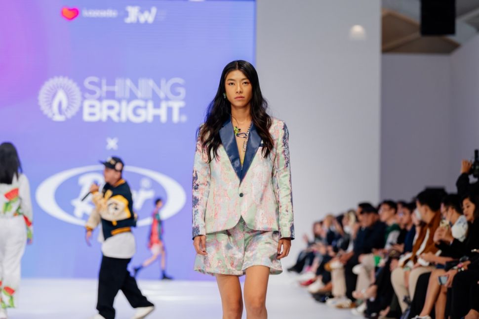 Rider x Shining Bright by Tarra Budiman pamerkan desain boxer dengan nuansa hutan Indonesia di Jakarta Fashion Week 2023. (Dini/Suara.com)