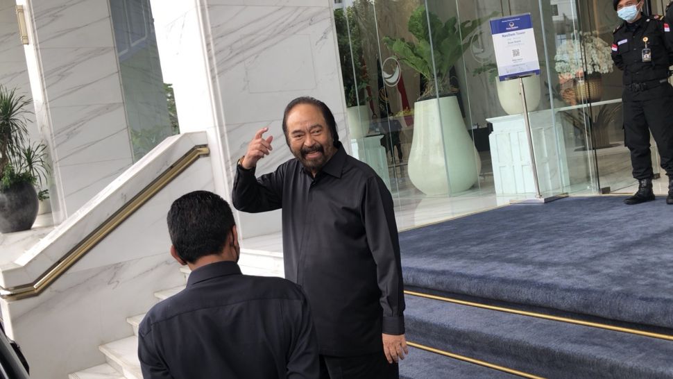 Ketua Umum Partai NasDem Surya Paloh terpantau keluar dari lobby NasDen Tower di tengah kabar pertemuan dirinya dengan Ketum Nasdem AHY. (Suara.com/Novian)