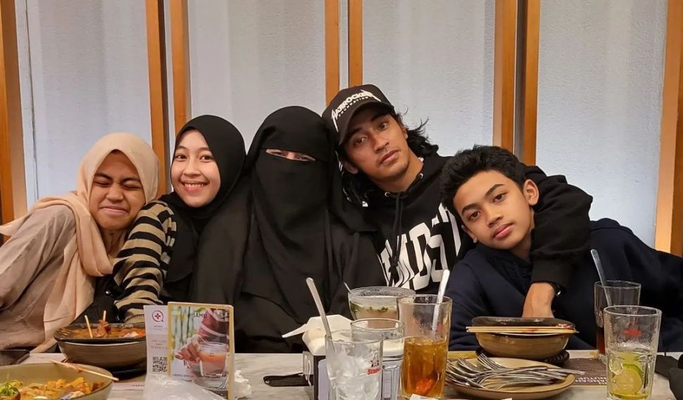 Momen Ummi Pipik Dinner Bareng 4 Anaknya (Instagram/_ummi_pipik_)