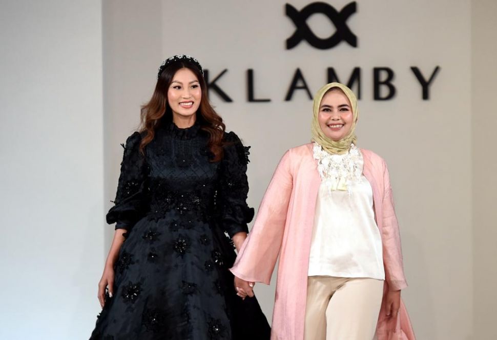 Patricia Gouw dan Founder Wearing Klamby Nadine Gaus di Acara London FashionWeek 2022