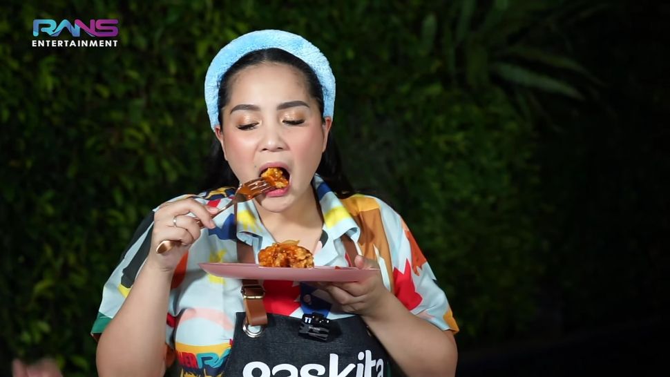 Masak Puyunghai di Penggorengan Raksasa, Nagita Slavina Rela Aduk Adonan Pake Tangan. (Dok: YouTube/Nagita Slavina)