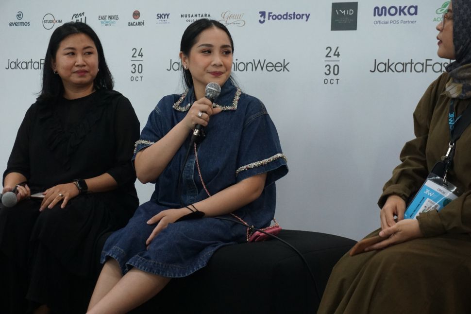 Support Istri, Momen Raffi Ahmad dan Nagita Slavina Malu Hingga Nervous Tampil di JFW 2023. (Suara.com/Dini Afrianti)