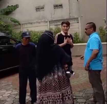 Rizky Billar saat ditegur warga komplek karena mengendarai mobil secara ugal-ugalan. [Instagram/@insta_julid]