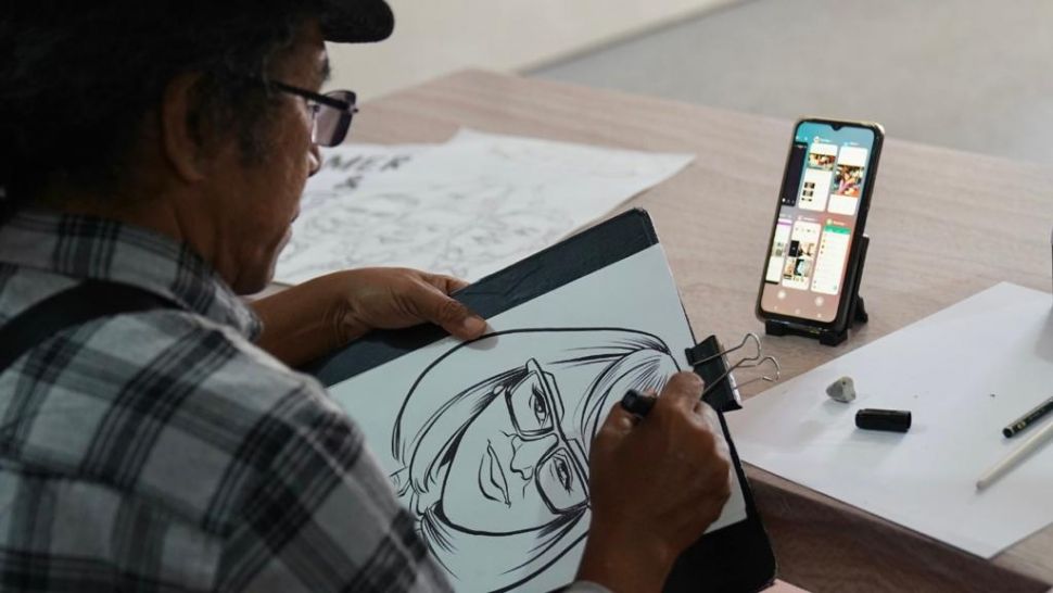Pelukis tengah melukis di Festival Karya Cipta Anak Negeri yang diselenggarakan oleh DJKI Kemenkumham di Taman Werdhi Budaya Art Center, Denpasar, Bali, Sabtu, (29/10/2022). (Dok: Kemenkumham)