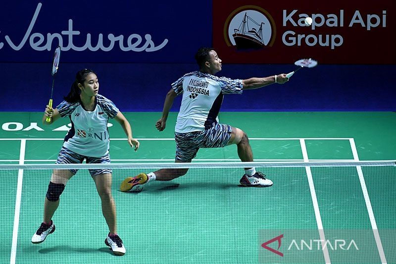 Pebulu tangkis ganda campuran Indonesia Rehan Naufal Kusharjanto (kanan) dan Lisa Ayu Kusumawati mengembalikan kok ke arah pebulu tangkis ganda campuran Jerman Mark Lamsfuss/Isabel Lohau dalam babak 32 besar Indonesia Open 2022 di Istora Senayan, Jakarta, Selasa (14/6/2022). ANTARA FOTO/Sigid Kurniawan/rwa/pri. (ANTARA FOTO/SIGID KURNIAWAN)