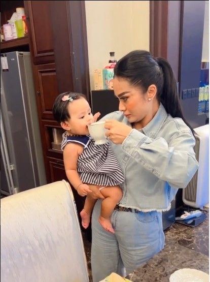 Krisdayanti Kasih Kopi ke Baby Ameena, Bolehkah Balita Konsumsi Kafein: Bahaya Gak Sih?