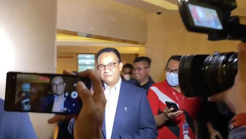 Capres jagoan NasDem, Anies Baswedan ungkap kriteria cawapres pendampingnya seusai acara #DemiIndonesia di Jakarta Selatan, Sabtu (29/10/2022). [Suara.com/Rakha Arlyanto]