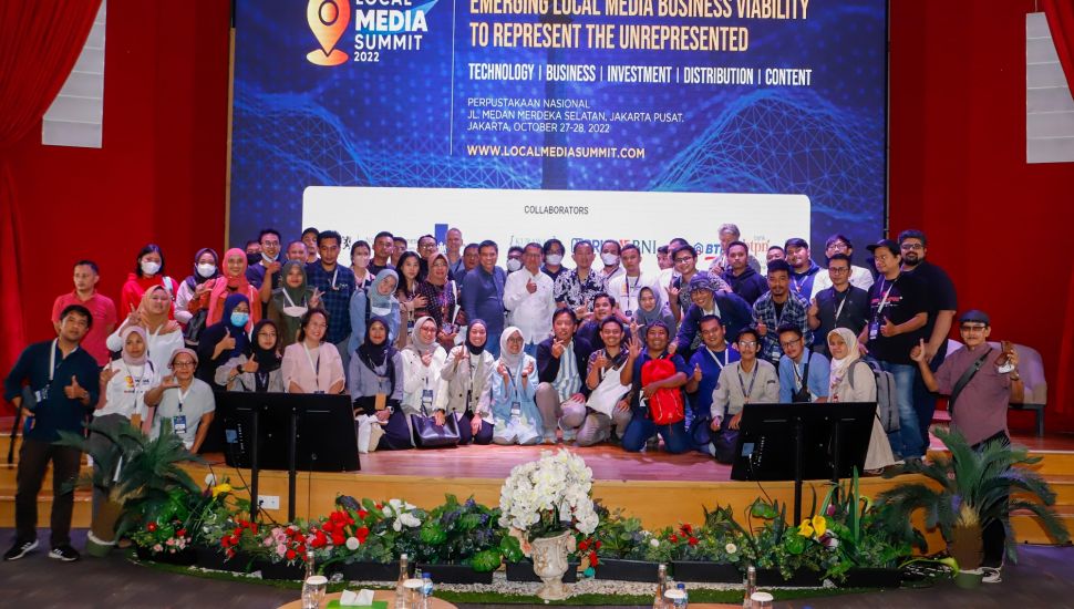 Para peserta berfoto bersama saat penutupan Local Media Summit 2022 di Perpustakaan Nasional, Jakarta Pusat, Jumat (28/10/2022). [Suara.com/Alfian Winanto]