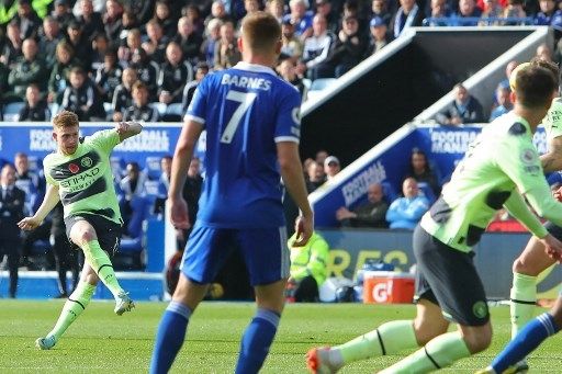 Pemain Manchester City Kevin de Bruyne menjebol gawang Leicester City dalam pertandingan Liga Inggris di King Power Stadium, Sabtu (29/10/2022). [AFP]