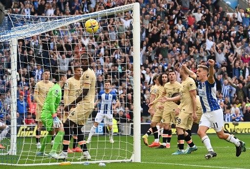 Pemain Brigton Leandro Trossard mencetak gol ke gawang Chelsea dalam laga Liga Inggris di The American Express Community Stadium, Sabtu (29/10/2022). [AFP]