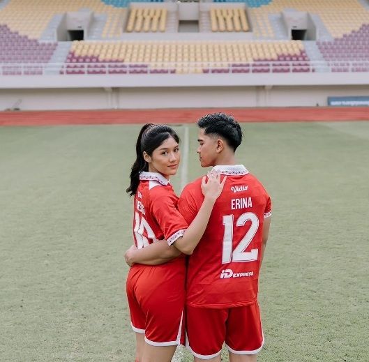 Kaesang Pangarep - Erina Gudono Pamer Foto Prewedding Pakai Jersey PERSIS Solo (Dok: Instagram/Erina Gudono)