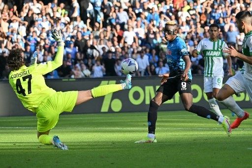 Penyerang Napoli asal Nigeria Victor Osimhen (kiri) melakukan selebrasi setelah mencetak gol ke gawang Sassuolo saat pertandingan Liga Italia di Diego Armando Maradona Stadium, Naples, Sabtu (29/10/2022) [AFP/ALBERTO PIZZOLI]