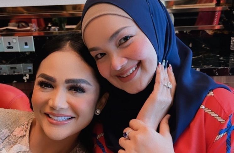 Momen akrab Krisdayanti dan Siti Nurhaliza (Instagram/@krisdayantilemos)