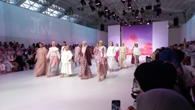 Jenna&Kaia, Hijab Chic dan naPocutb berkolaborasi hadirkan busana Woman in Rhythm di Jakarta Fashion Week 2023. (Dini/Suara.com)