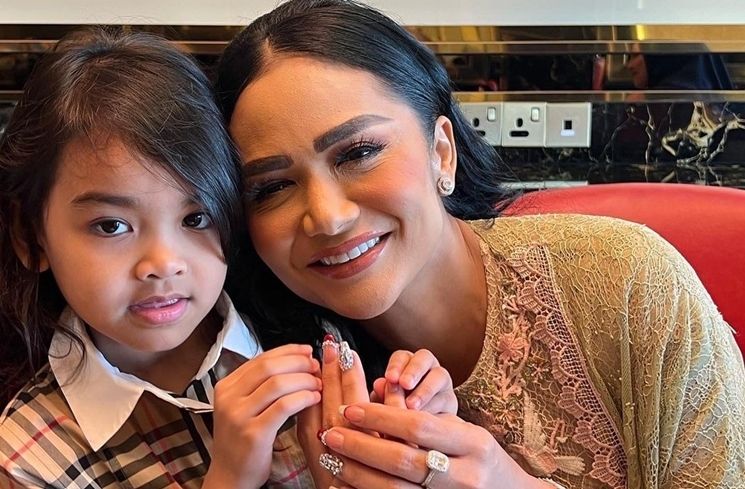 Momen akrab Krisdayanti dan Siti Nurhaliza (Instagram/@krisdayantilemos)