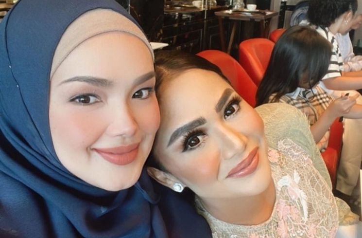 Momen akrab Krisdayanti dan Siti Nurhaliza (Instagram/@ctdk)