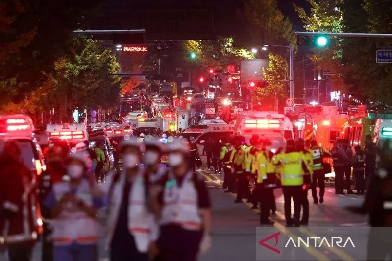 Tim penyelamat bekerja di lokasi di mana puluhan orang terluka akibat terinjak-injak saat festival Halloween. [Antara] 