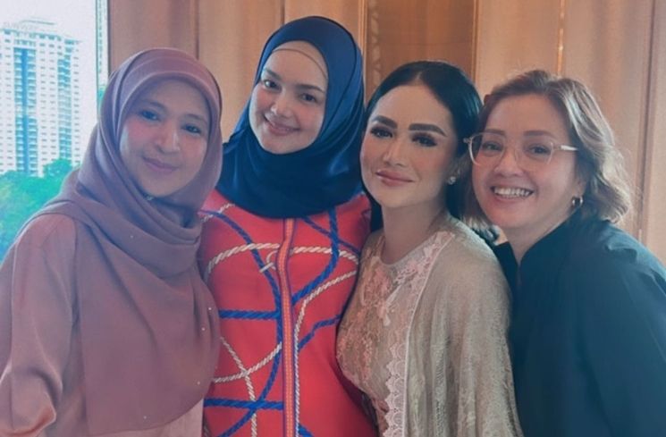 Momen akrab Krisdayanti dan Siti Nurhaliza (Instagram/@krisdayantilemos)