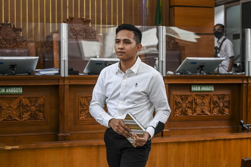 Terdakwa kasus pembunuhan Brigadir Yosua, Bhayangkara Dua Richard Eliezer Pudihang Lumiu, meninggalkan ruang sidang usai menjalani sidang lanjutan di PN Jakarta Selatan, Jakarta, Senin (31/10/2022). Sidang tersebut beragenda mendengarkan keterangan 11 orang saksi yang dihadirkan jaksa penuntut umum (JPU). ANTARA FOTO/Galih Pradipta/tom.