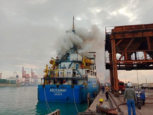 Kapal MV Abu Samah pengangkut pupuk terbakar di Pelabuhan KIP, Cilegon, Banten, Minggu (30/10/2022). [IST]