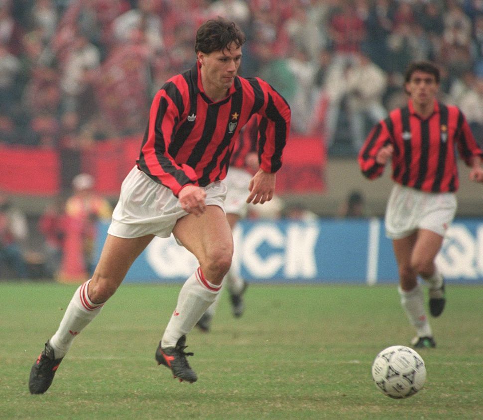 Pemain legenda asal Belanda Marco van Basten memperkuat AC Milan di tahun 90 an. [AFP]