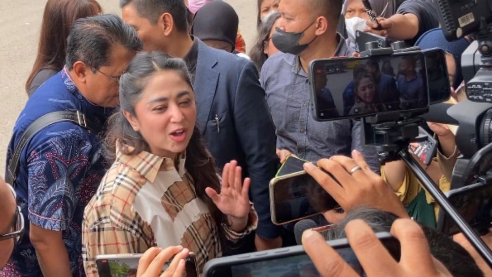 Dewi Perssik mendatangi Polres Metro Jakarta Selatan, Senin (31/10/2022) untuk melaporkan perempuan yang mengaku fans Lesti Kejora dan Rizky Billar. Depe tak terima dihujat dan dihina oleh perempuan tersebut. [Adiyoga Priyambodo/Suara.com]