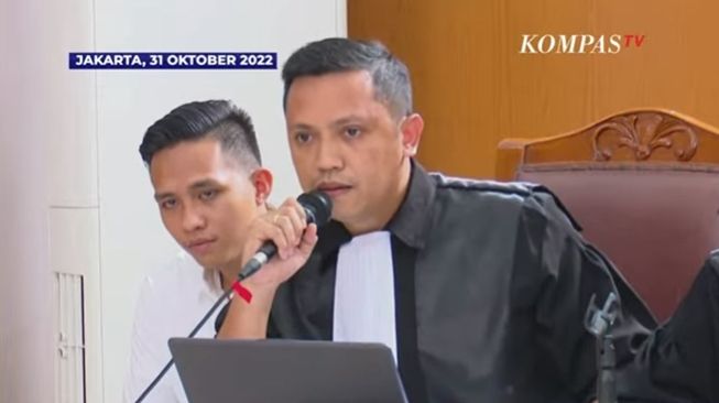 Pengacara Ronny Talapessy menegur saksi Susi ART Ferdy Sambo karena memberikan keterangan yang tidak konsisten yang dinilai memberatkan Bharada E alias Richard Eliezer Pudihang Lumiu, Senin (31/10/2022). (YouTube/KOMPASTV)