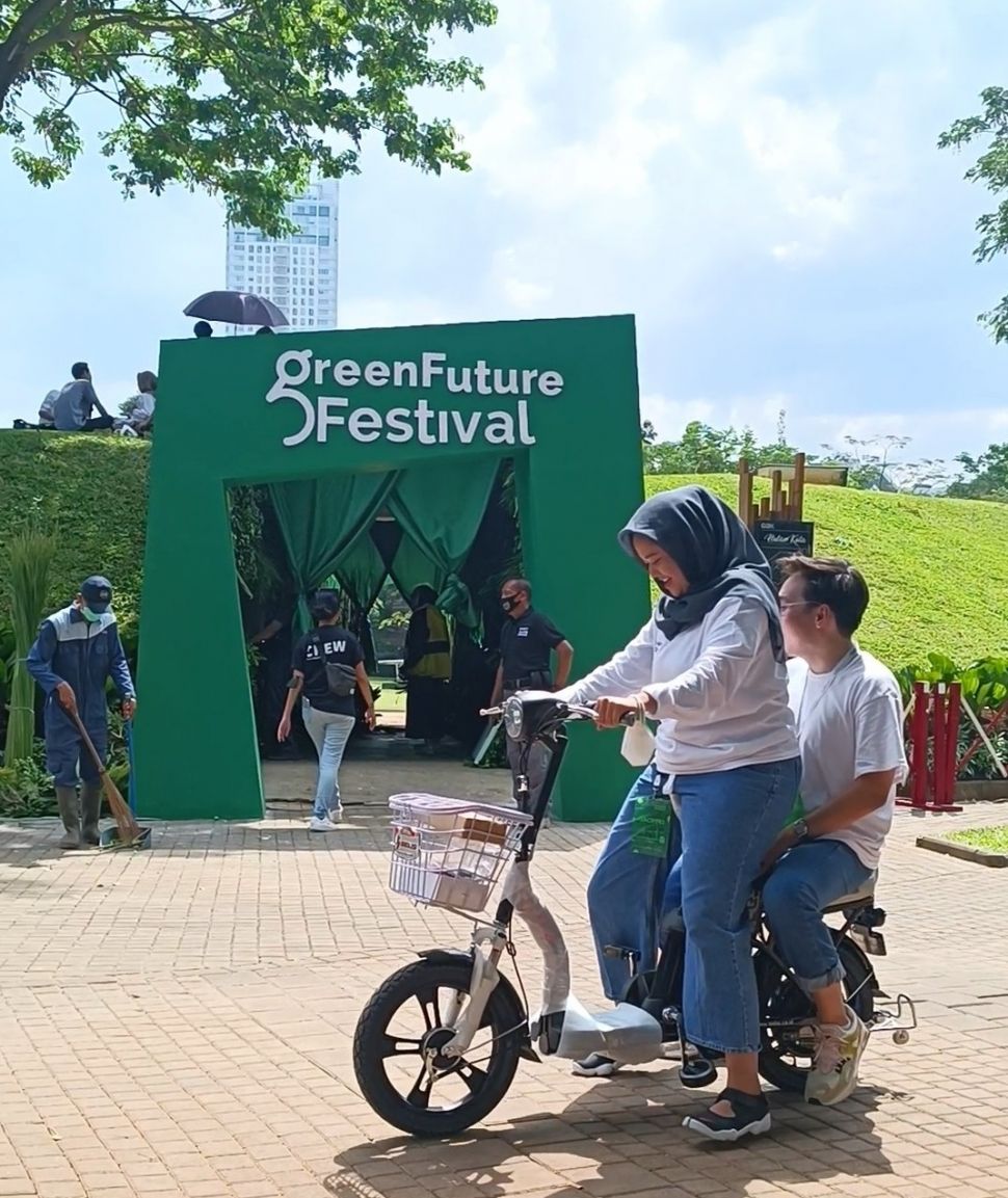 Dua orang mencoba menaiki motor listrik di acara Green Future Festival yang berlangsung di Hutan Kota Senayan, Jakarta pada 29 dan 30 Oktober 2022. [dokumentasi Green Future Festival]