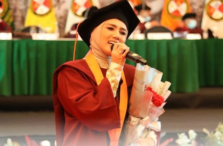 Potret Mulan Jameela Wisuda S1 (Instagram/@gerindra.jabar)